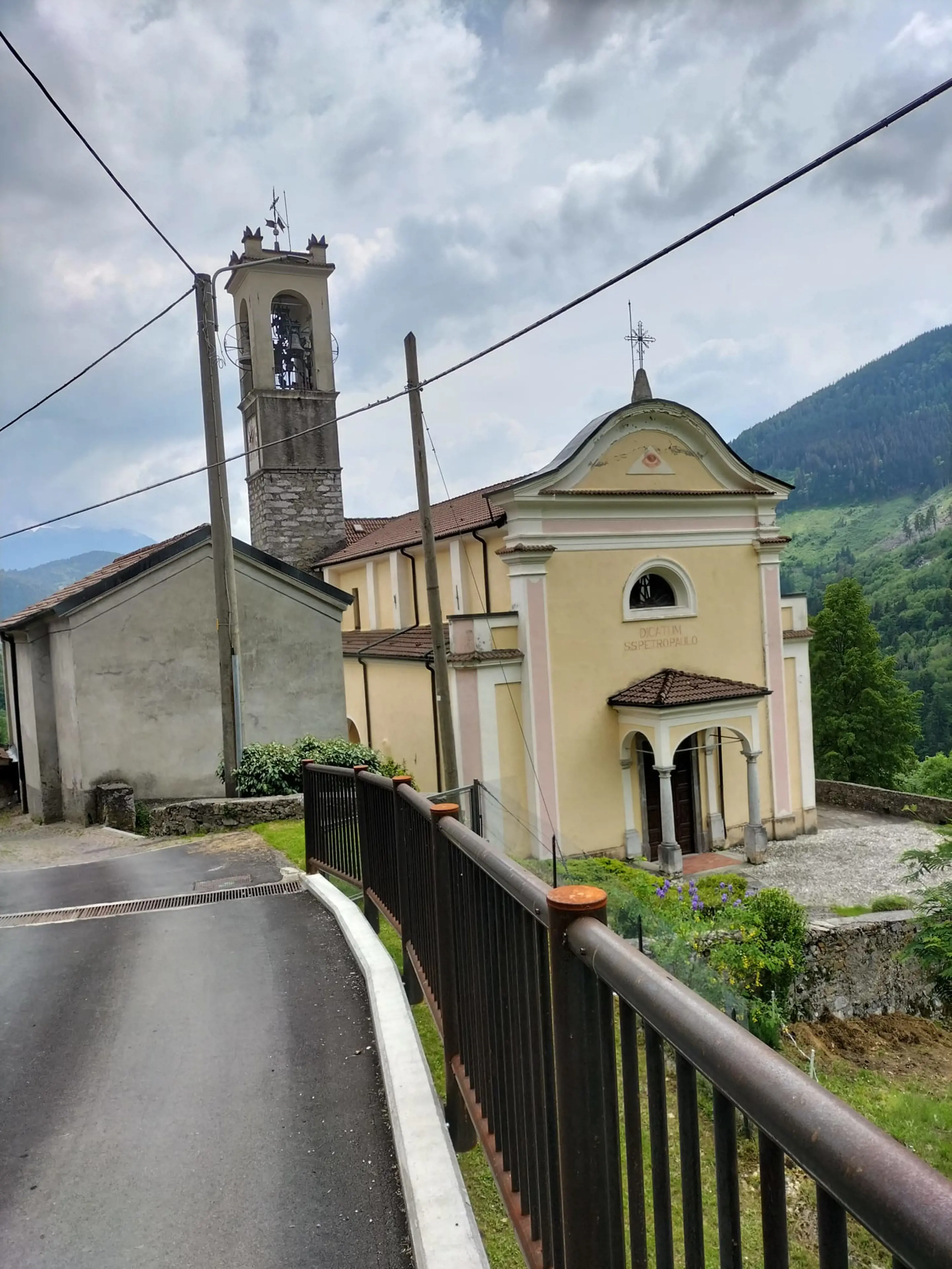Chiesa parrocchiale di Villa vista da via S. Pietro